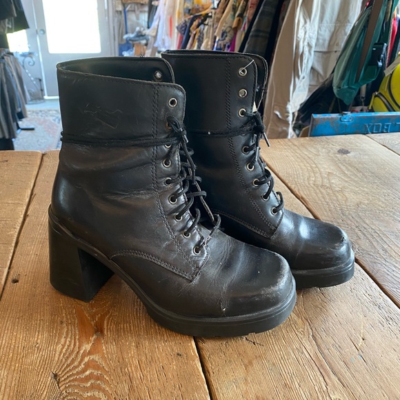 Vintage Henri Pierre black high heel - Picture 1 of 8